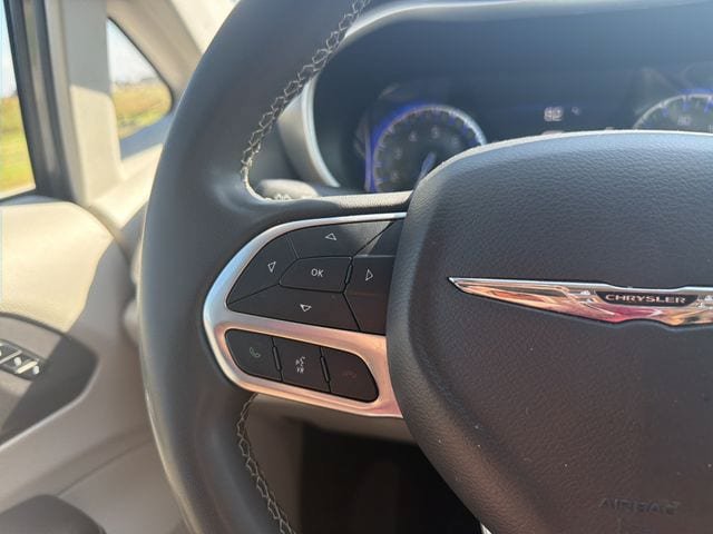 Used 2023 Chrysler Pacifica Touring-L FWD image 30