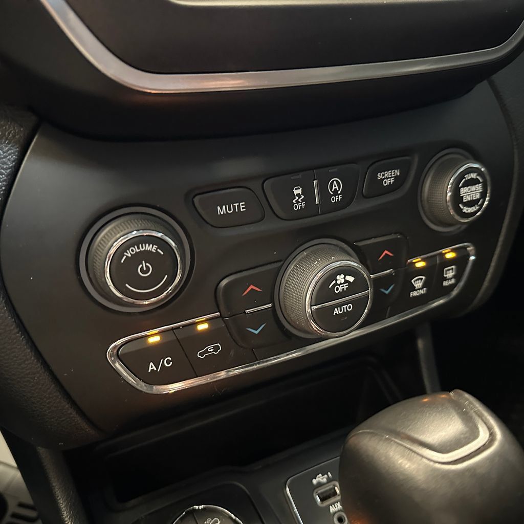 Used 2022 Jeep Cherokee Trailhawk AWD/4WD image 16