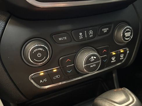 Used 2022 Jeep Cherokee Trailhawk AWD/4WD image 16