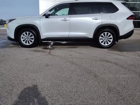 Used 2025 Toyota Grand Highlander AWD image 2