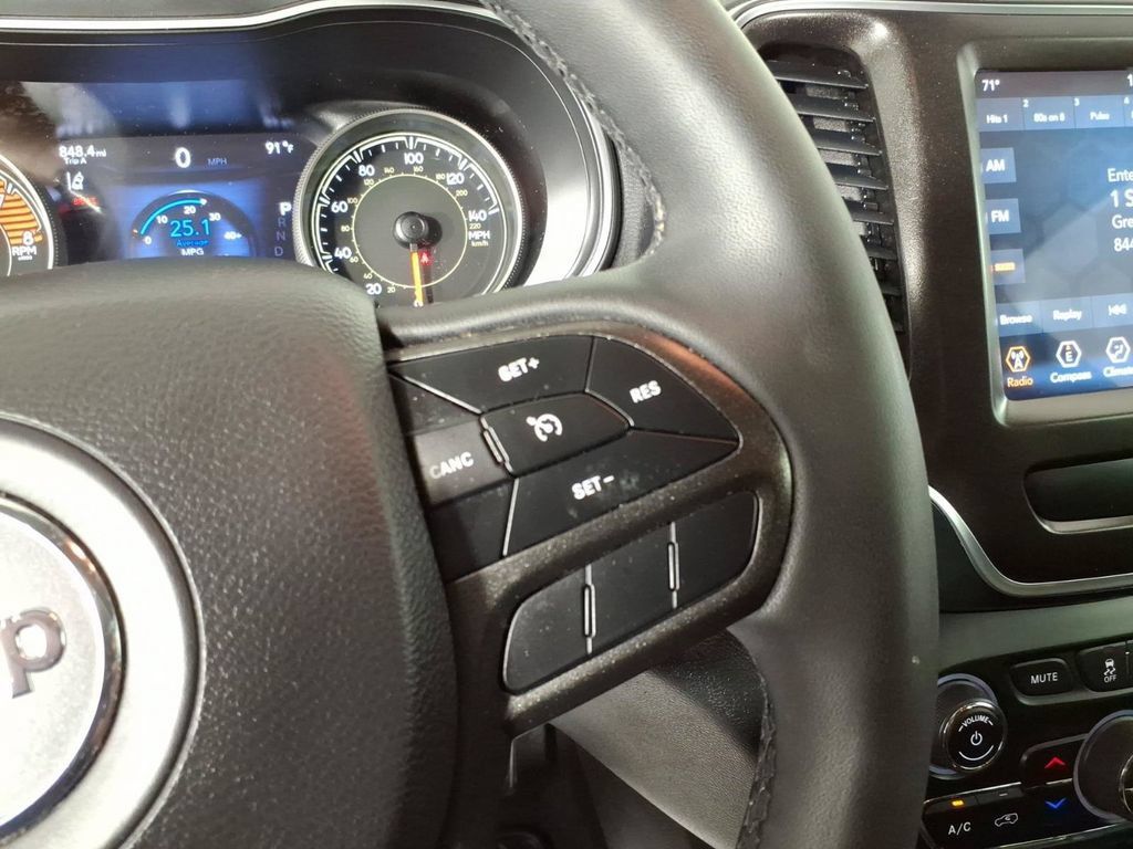 Used 2022 Jeep Cherokee Trailhawk w/ Comfort/Convenience Group AWD/4WD image 18