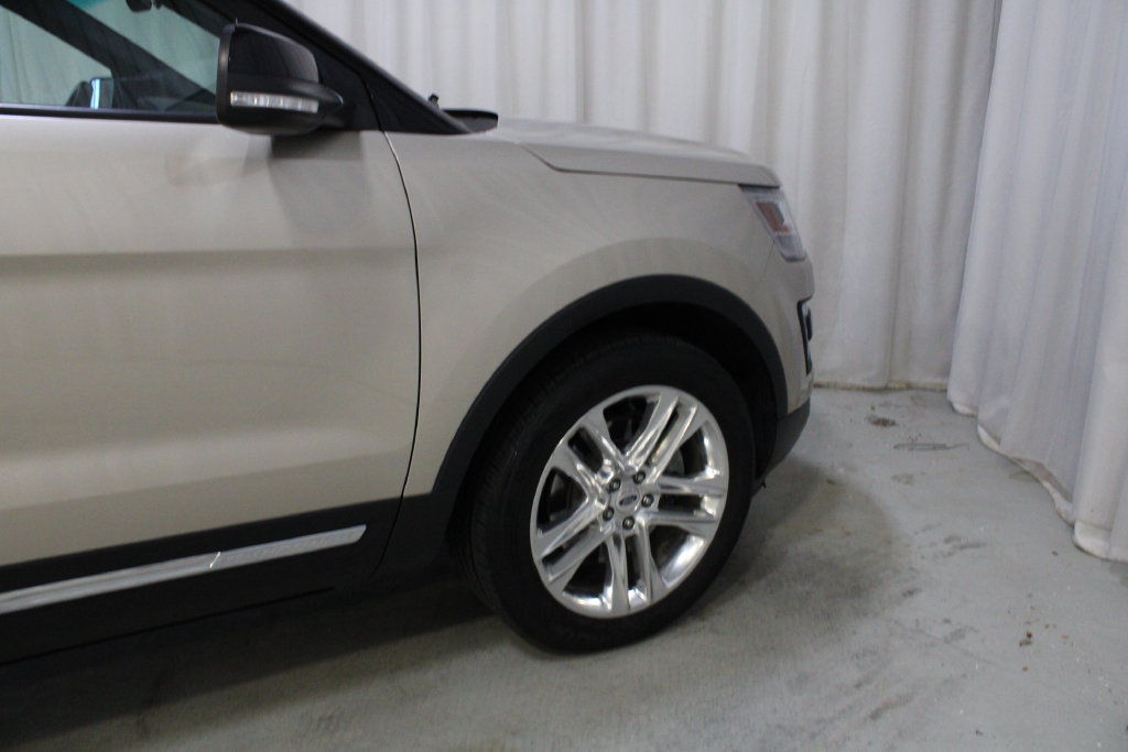 Used 2017 Ford Explorer XLT w/ Equipment Group 202A AWD/4WD image 28