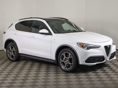 Used 2022 Alfa Romeo Stelvio Ti image 2