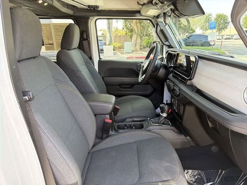Used 2025 Jeep Wrangler Sahara image 34