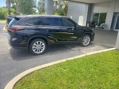 Used 2026 Toyota Highlander Limited AWD/4WD image 3