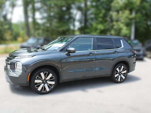 Used 2025 Mitsubishi Outlander SE AWD/4WD image 4
