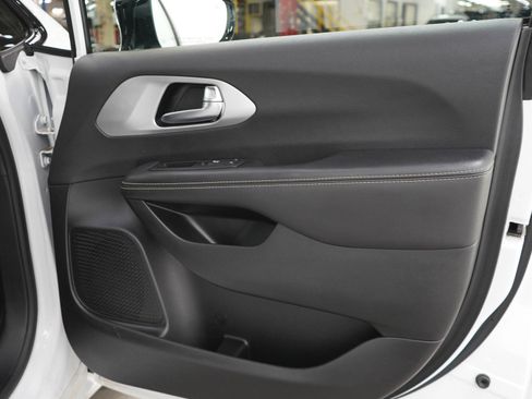 Used 2025 Chrysler Pacifica Limited FWD image 9