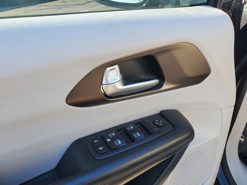 Certified 2018 Chrysler Pacifica Touring-L Plus w/ Tire & Wheel Group image 9