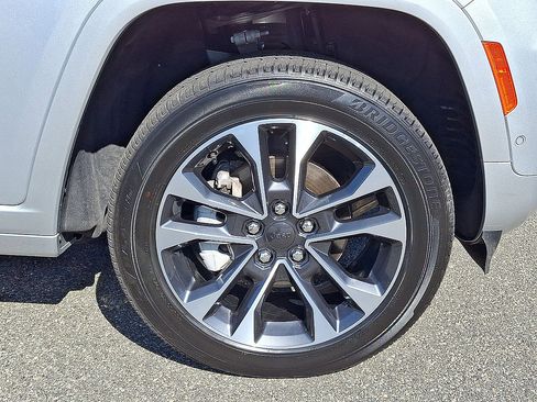Used 2025 Jeep Grand Cherokee Overland AWD/4WD image 33