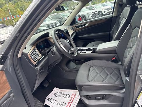 Used 2025 Volkswagen Atlas SE AWD/4WD image 8