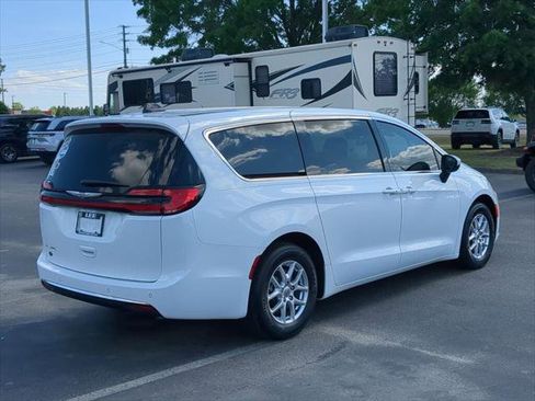 Certified 2023 Chrysler Pacifica Touring-L FWD image 3