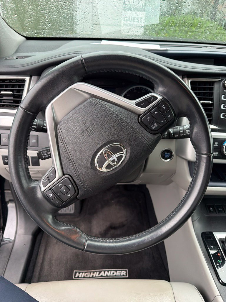 Used 2019 Toyota Highlander XLE AWD/4WD image 8