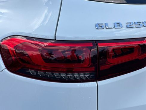 Used 2021 Mercedes-Benz GLB 250 4MATIC image 12
