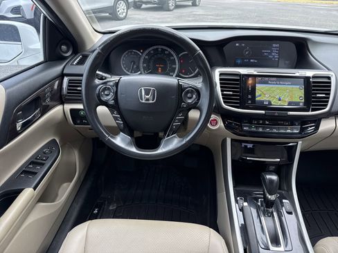 Used 2017 Honda Accord Touring image 12