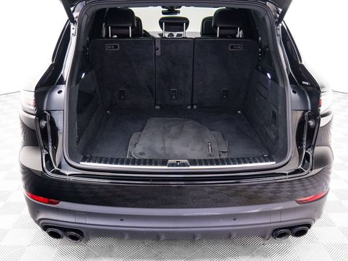 Certified 2023 Porsche Cayenne Platinum Edition image 30