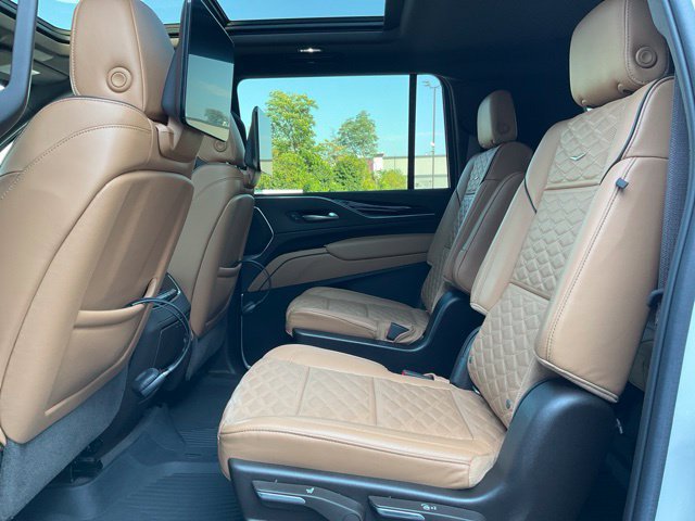 Used 2021 Cadillac Escalade ESV Premium Luxury w/ LPO, Radiant Package AWD/4WD image 21