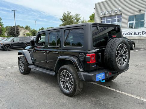 Used 2023 Jeep Wrangler Unlimited Sahara w/ Cold Weather Group AWD/4WD image 4