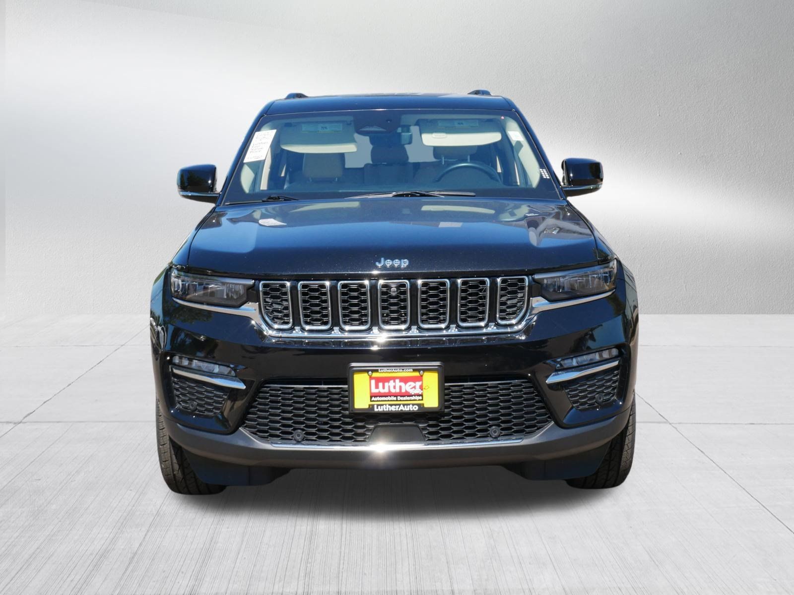 Used 2022 Jeep Grand Cherokee Limited w/ Luxury Tech Group II AWD/4WD image 2