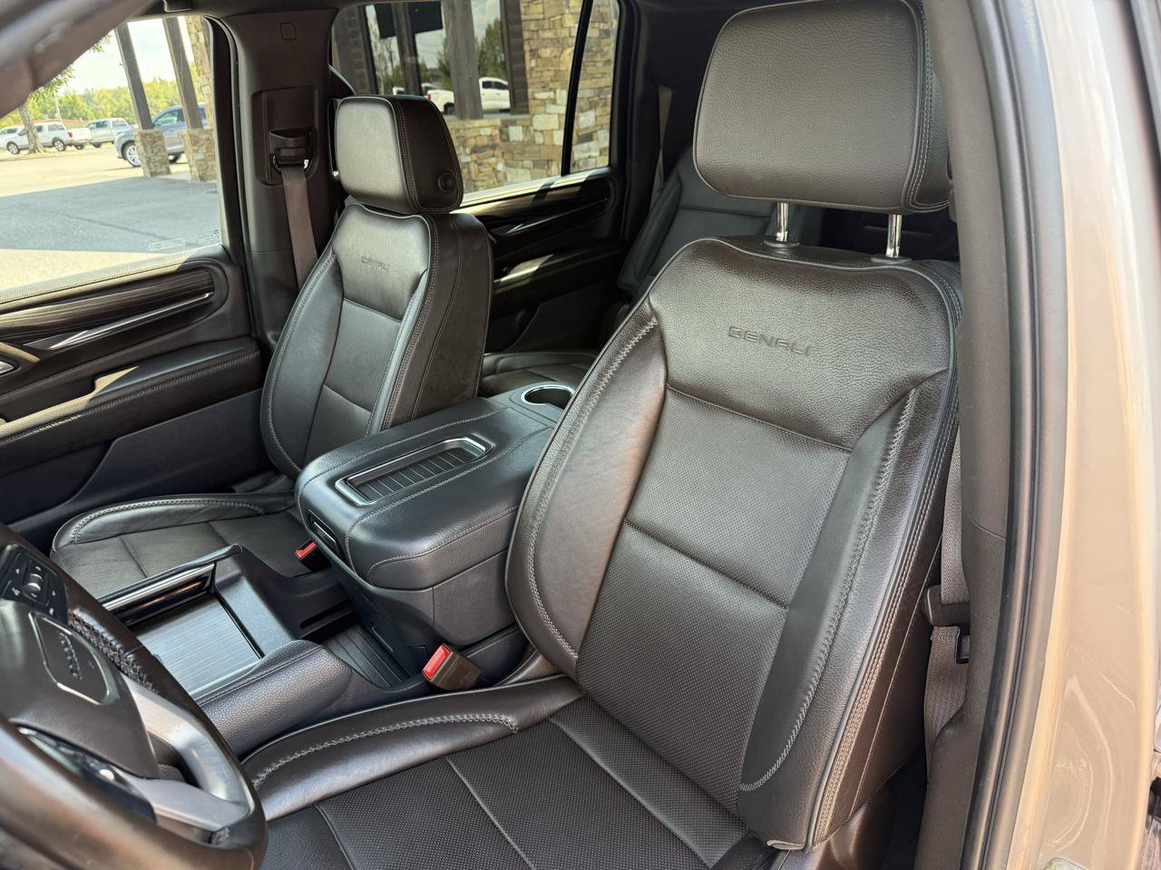 Used 2023 GMC Yukon XL Denali AWD/4WD image 12