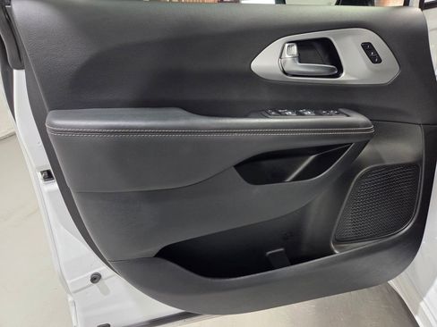 Certified 2025 Chrysler Pacifica Limited image 14