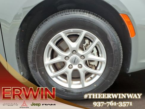 Certified 2025 Chrysler Pacifica Select FWD image 9