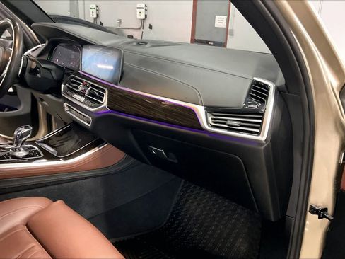 Used 2019 BMW X5 xDrive50i w/ M Sport Package image 18