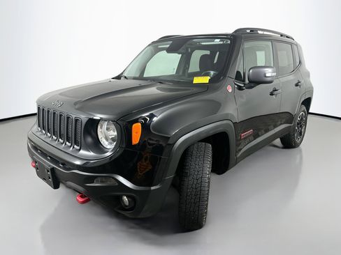 Used 2017 Jeep Renegade Trailhawk AWD/4WD image 3