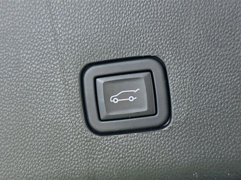 Used 2023 Chevrolet Traverse LT image 30