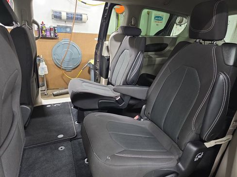 Used 2023 Chrysler Voyager LX image 14