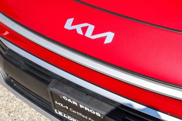 Certified 2025 Kia Niro EX FWD image 6