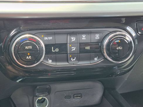 Used 2025 Chevrolet Trax LT w/ LT Convenience Package FWD image 17