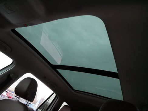 Certified 2022 Volkswagen Atlas SEL R-Line image 33