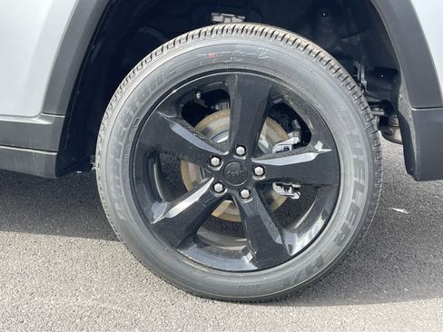 New 2025 Jeep Grand Cherokee Altitude image 10