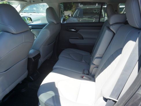 Used 2021 Toyota Highlander XLE AWD/4WD image 14