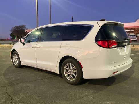 Used 2022 Chrysler Voyager LX image 7