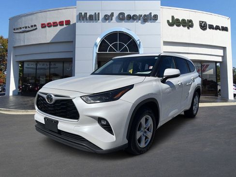 Used 2023 Toyota Highlander LE FWD image 1