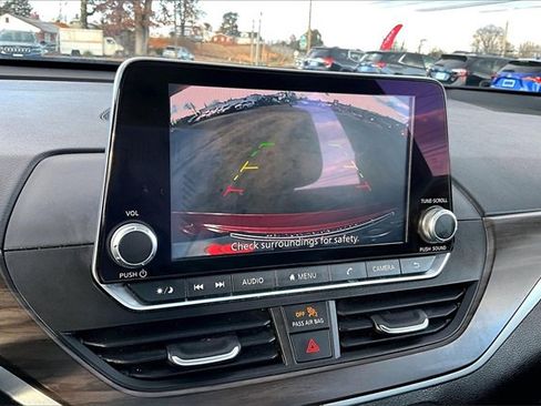 Used 2024 Nissan Altima 2.5 SV image 17