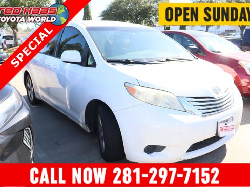 Used 2015 Toyota Sienna LE image 1