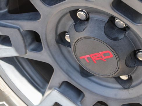 Used 2018 Toyota Tacoma TRD Off-Road w/ Technology Package AWD/4WD image 13