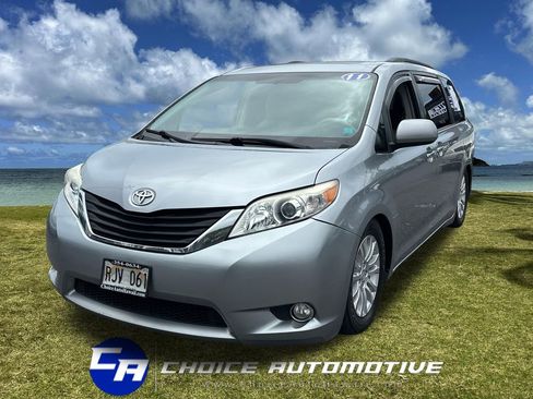 Used 2011 Toyota Sienna XLE image 1