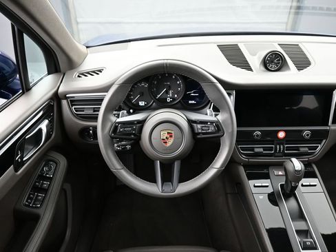 Certified 2025 Porsche Macan AWD/4WD image 18