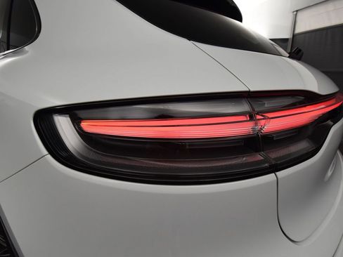 Used 2025 Porsche Macan image 12