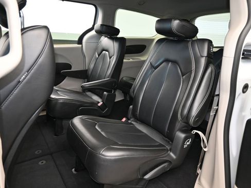 Used 2023 Chrysler Pacifica Touring-L image 34