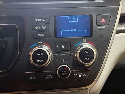 Used 2019 Toyota Sienna XLE image 24