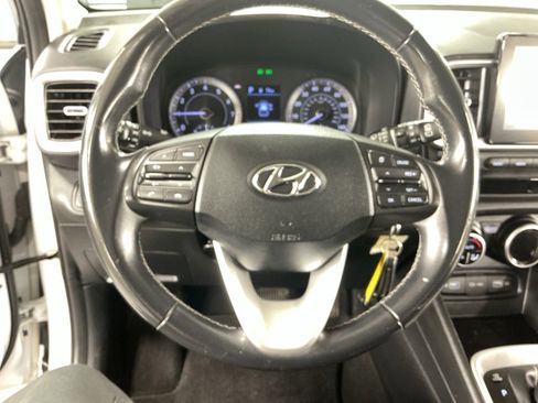 Certified 2022 Hyundai Venue SEL image 9