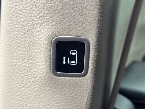 Certified 2024 Chrysler Pacifica Touring-L image 22