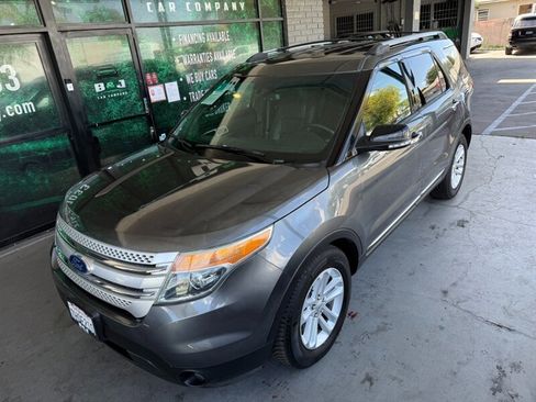 Used 2015 Ford Explorer XLT w/ Equipment Group 202B FWD image 2