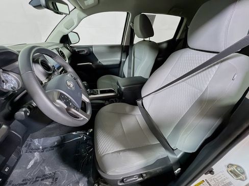 Certified 2020 Toyota Tacoma SR5 AWD/4WD image 19