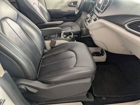 Used 2019 Chrysler Pacifica Touring-L FWD image 31