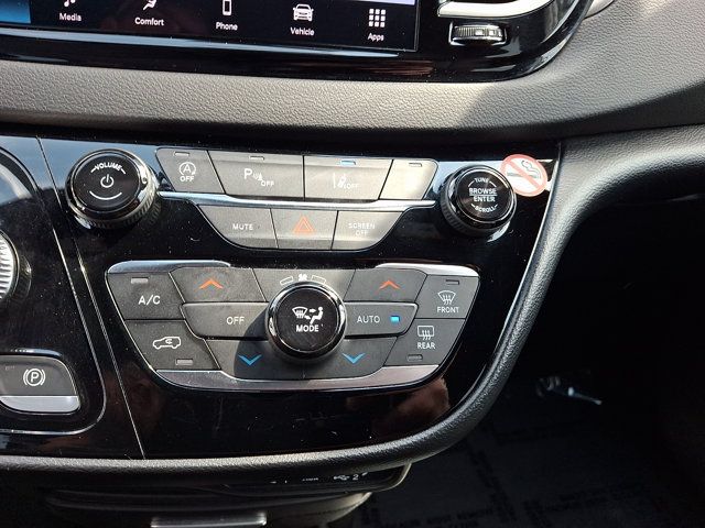 Used 2025 Chrysler Pacifica Select FWD image 16